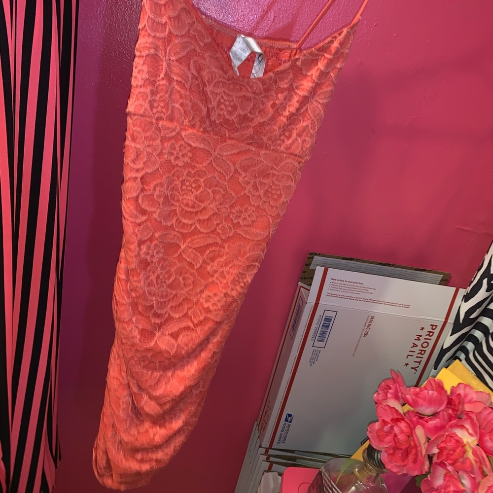 Coral lace ruched dress 💞💋